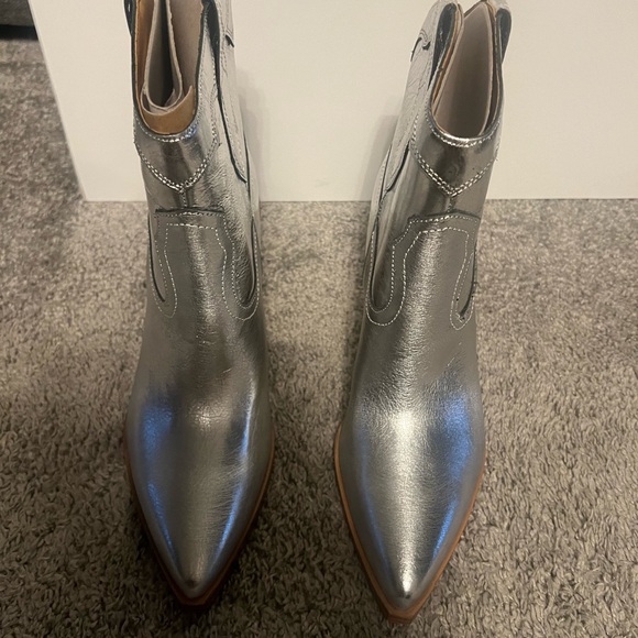 NWOT MARC FISHER BOOTIES CHROME SILVER 7.5 - Picture 2 of 5